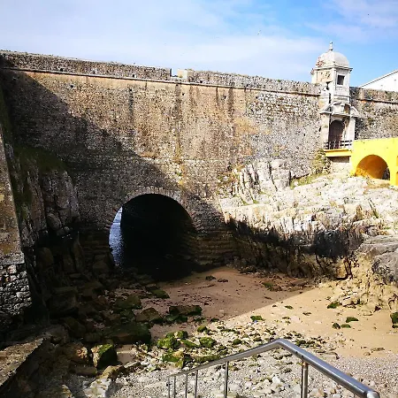 Peniche's Blue & Yellow Apartamento